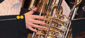 Griffposition der Finger auf den Ventilen einer Tuba