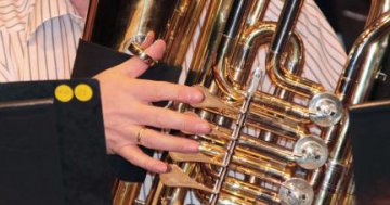 Griffposition der Finger auf den Ventilen einer Tuba