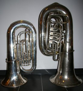 Tuba Größenvergleich Es-Tuba vs. Kaiserbass in B